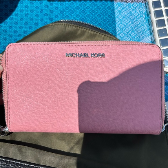 Michael Kors wristlet - Picture 1 of 3
